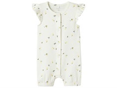 Hvid sommerheldragt med print af blå og gule blomster og flæseærme fra Name It 13241191 cloud dancer